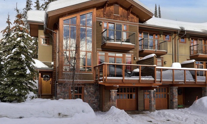 Sun Peaks House | Luxury on the slopes. ski-in & ski-out with private hot tub in Woodhaven 4
