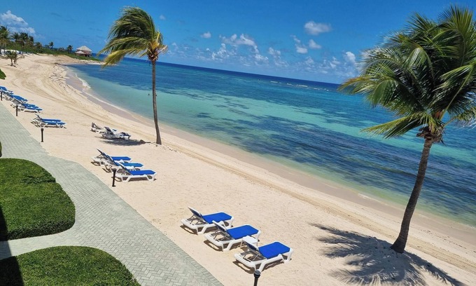 Colliers Bay Resort | Luxury One Bedroom King Penthouse Condo @ Beachfront Resort in East End