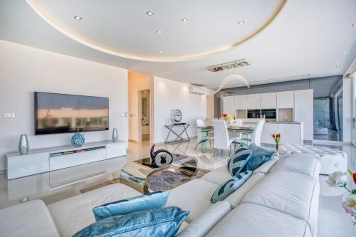 Tal-Ghoqod Apartment | Luxury Penthouse in Swieqi with In and Outdoor Pool