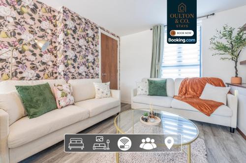 Failsworth House | Luxury Retreat For 10 - Short Lets & Serviced Accommodation Manchester With Hot Tub and Spacious Garden