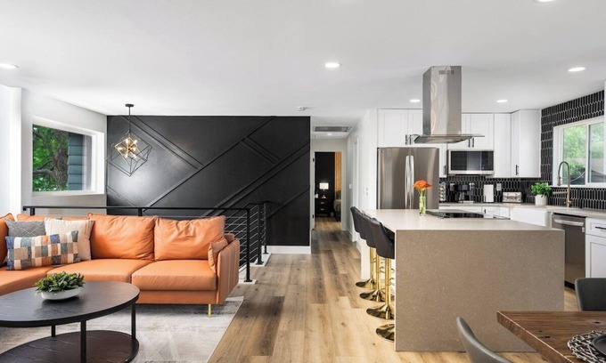 Castlewood House | Luxury Retreat - Mountain View Deck and Game Room