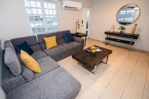 Bucana Apartment | Luxury Retreat with Private Jacuzzi and Mountain Views FREE Parking
