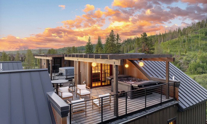 Old Town House | Luxury River Front Villa 110 I Rooftop Lounge I Hot Tub I Great Views I Discounted Attractions