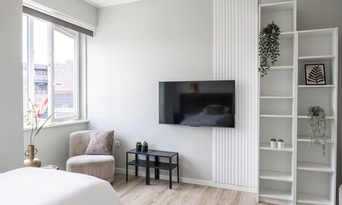 Municipality of Geertruidenberg Apartment | Luxury room with Air conditioning near shops and a short drive from Efteling and Beekse Bergen.