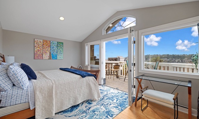 Eastlake House | Luxury stay! Iconic Space Needle view with easy access to AK cruise terminals!