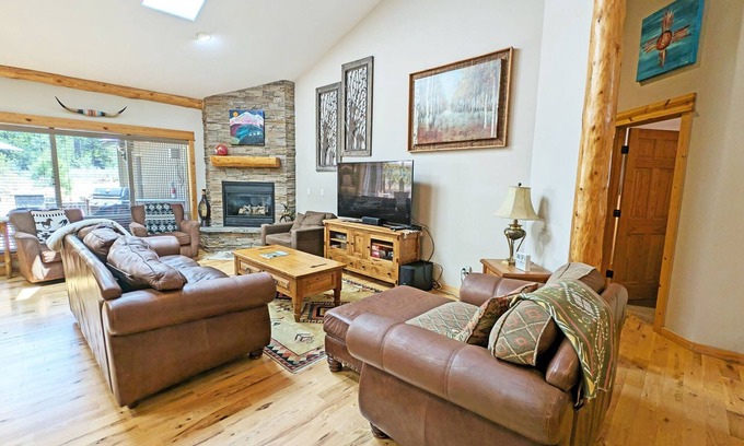 Sunriver House | Luxury style home with A/C & Private Hot Tub - Verdin 6
