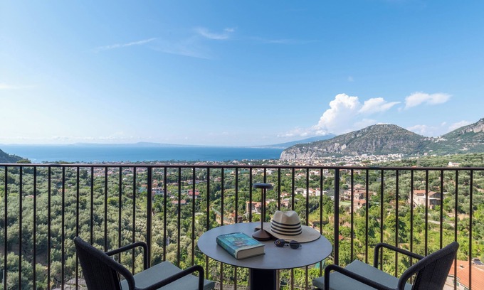 Sant'Agnello Resort | Luxury suite with balcony overlooking the gulf of sorrento