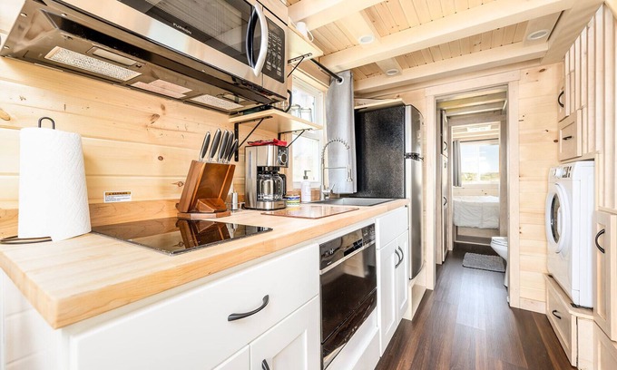 Montrose Cabin | Luxury Tiny Home/Base Camp to Ouray, Telluride/2 Queen beds, 1 twin bed/Washer & Dryer/Smart TV/Hot Tub Access/Patio w/Mountain Views/Fire Pit/11 mi to Airport