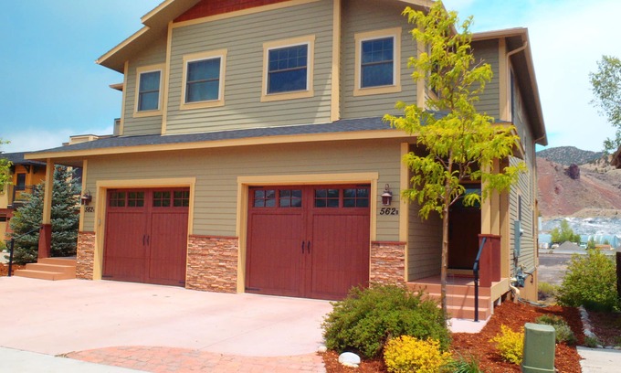 Salida House | Luxury Unit on the Arkansas River 4 Blocks to Downtown, Large Bed Suites