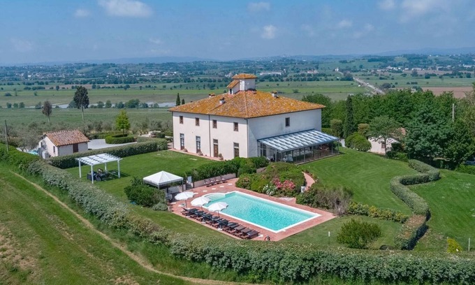 Le Piazze Villa | Luxury villa up to 18. Outdoor and indoor pool. jacuzzi and sauna