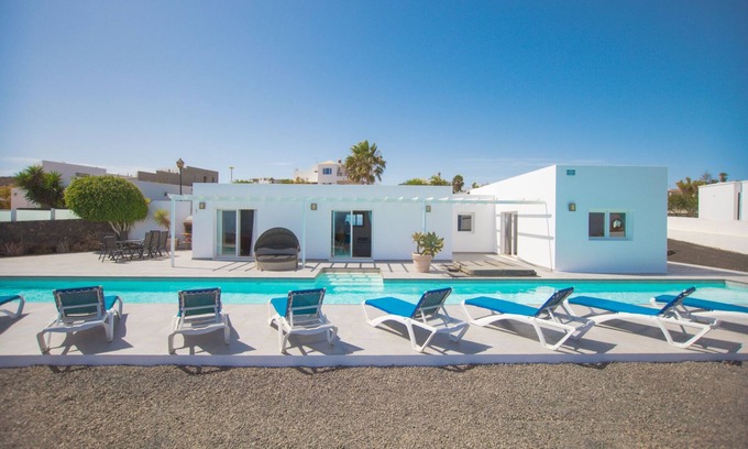 Conil Villa | Luxury Villa with Private 25m Heated Pool & Jacuzzi