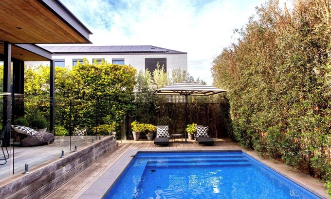 Glen Iris House | Luxury Villas Kellenera (With Heated Pool and Car Parking)
