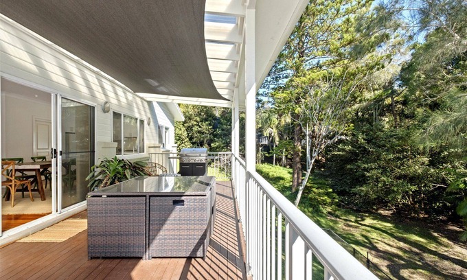 Macmasters Beach House | Luxury Villas Northwind (Walk to the beach)