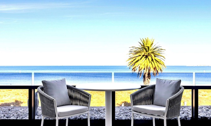 Albert Park Apartment | Luxury Villas The Parade Penthouse (Walk to beach)