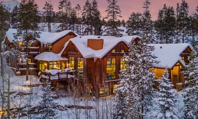 Four O'Clock House | Luxury w/Mountain Views + Hot Tub + Ski-in/Ski-out - Majestic Mountain Lodge