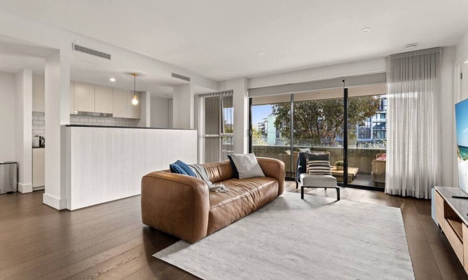 Kingston Apartment | Luxury Water Views | 5 Beds | 2 Cars | Wifi | Disney+ and test