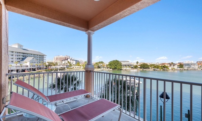 Clearwater Beach Condo | Luxury Waterfront- Tropical Decor -3 Bdr/2Bth-1824 sq.ft.-Adjustable Bed!