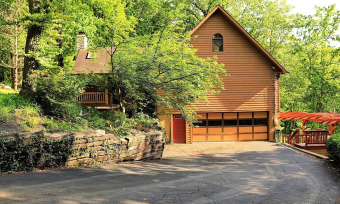 Laurelville Cottage | LUXURY Wooded Hilltop Hocking Hills Villa Lodge!