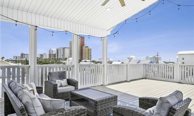 Holiday Beach House | LuxuryTownhouse, Short walk to the beach great for families spring/summer open