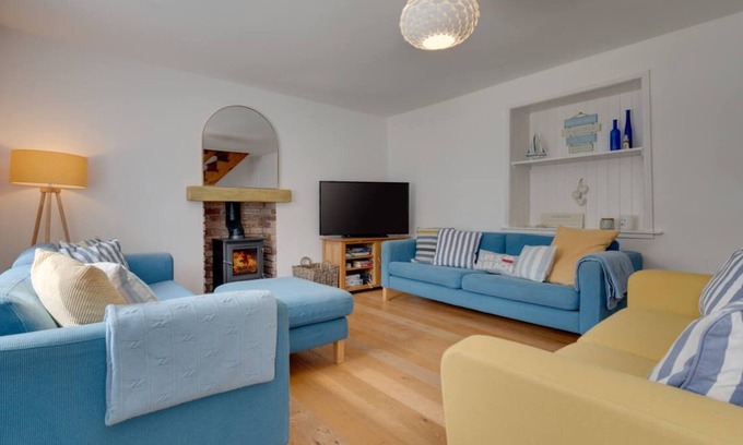 Pendine House | Lyndale Cottage in Carmarthen