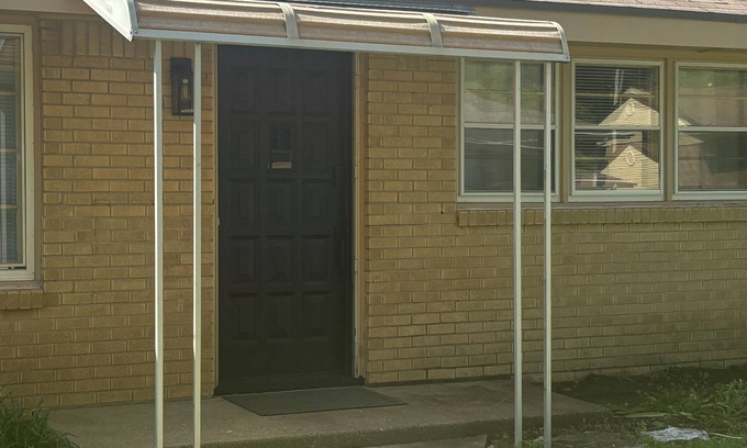 Manhattan House | Mac House centrally located within a short walk to KSU Sports Complex & Campus