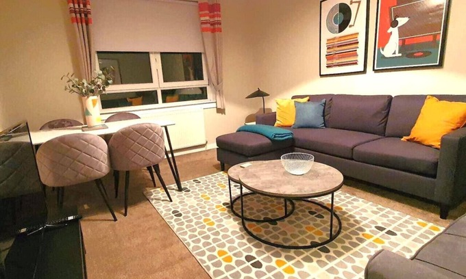 Port Glasgow House | Mackie House: A fully equipped house in a residential area within the costal town of Port Glasgow