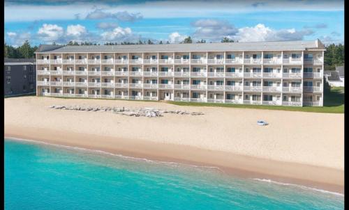 Mackinaw City Resort | Mackinaw Beach and Bay Inn & Suites