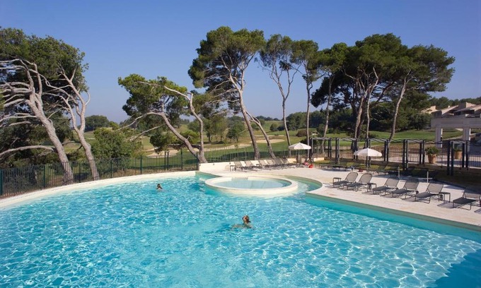 Saumane-de-Vaucluse Apartment | Madame Vacances Résidence Provence Country Club