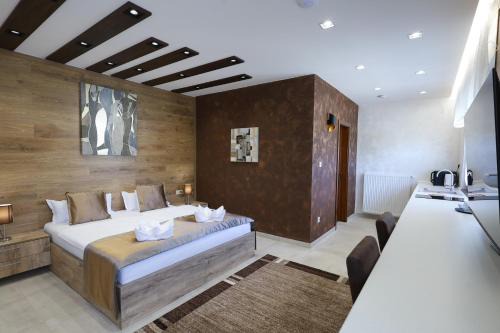 Kisvarda Bed & Breakfast | Madison Lux