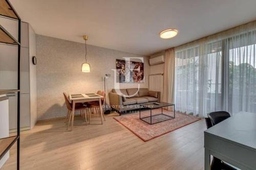 Sofia City Center Apartment | Madrid: A modern 2-bedroom apartment with parking
