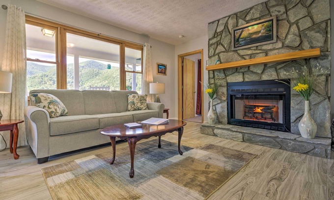 Maggie Valley Cottage | Maggie Valley House w/Mtn Views - 1 Mi to DT
