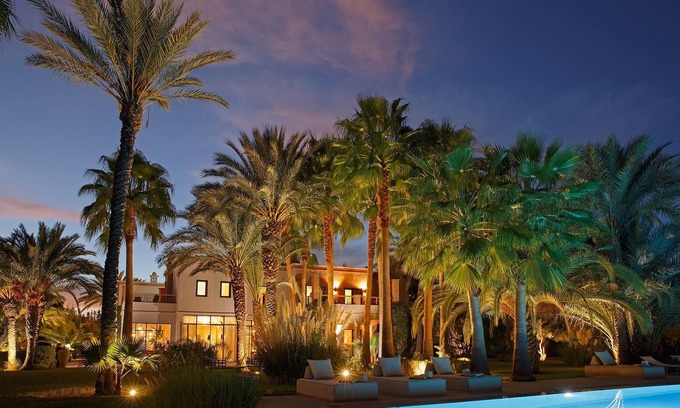 El Aggada Villa | MAGGY ROSE - Contemporary Elegance: 8 Bedrooms, Heated Pool, and Jacuzzi Bliss