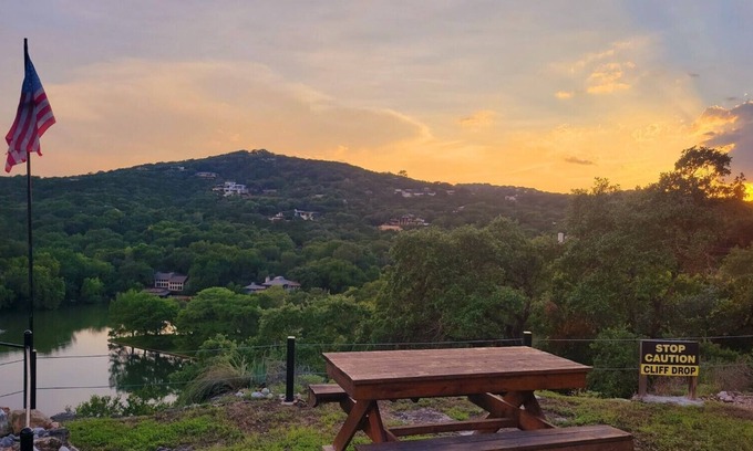 Austin Cabin | Magic Cottage Overlooking Lake Austin
