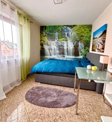 Seligenstadt House | Magisches Doppelzimmer mit atemberaubender Wasserfall-Wand in Seligenstadt