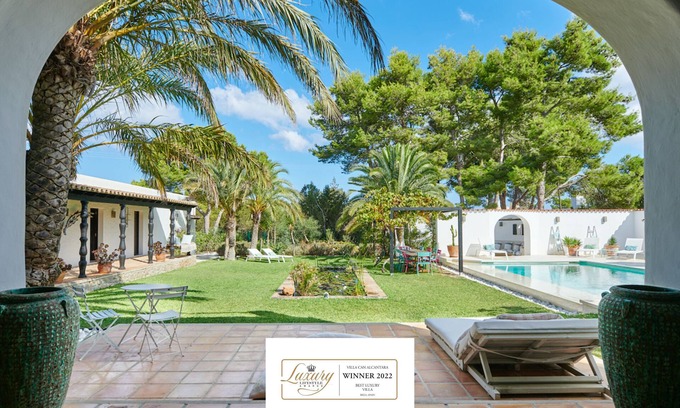 San Antonio Bay Villa | Magnificent large charming villa near the beach