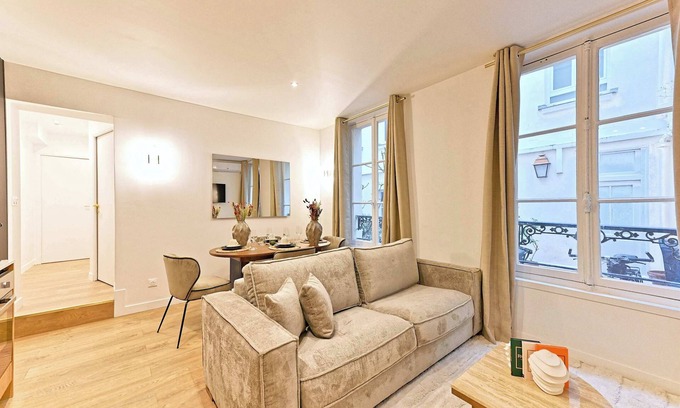 Quartier de Rochechouart Apartment | Magnificent air-conditioned flat Galeries Lafayette