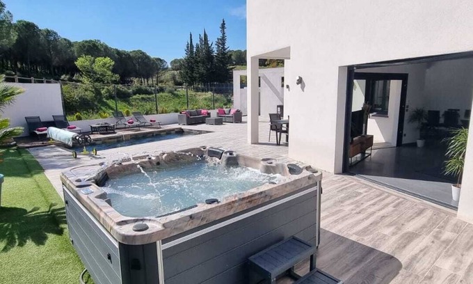 Villetelle Villa | Magnificent villa large jacuzzi private heated pool