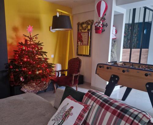 Ouistreham Villa | MAGNIFIQUE VILLA LUXE COSY POPPIES HOLIDAY - Noël à la Mer, Flipper, Baby-foot, SPA, Jardin Illuminé, Plage Riva Bella à 300m, Magie de Noël, Tout Confort, Idéale Familles, Groupes & EVG EVJF, Proche Cabourg, Week-end & Courts Séjours !