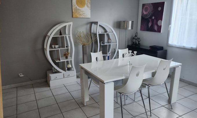 Route d'Arles House | Maison Équipée, 3 Chambres, Spacieuse et Fonctionnelle. Proche Gare de Nîmes