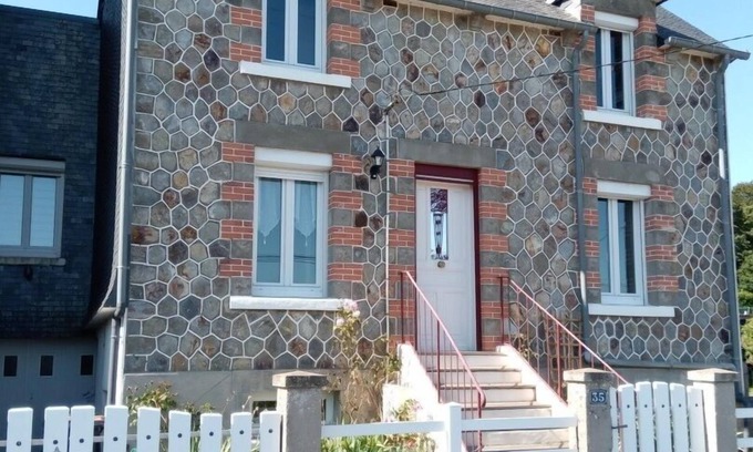 Mur-de-Bretagne House | Maison Atypique Avec Terrasse, Jardin et Garage en Plein Centre Village