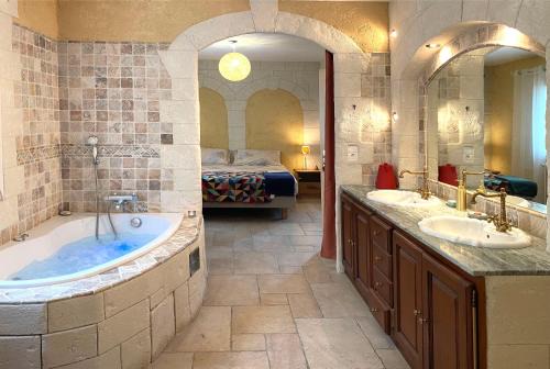 Ladern-sur-Lauquet House | Maison avec 2 appartements, jacuzzi et accès privé à la rivière