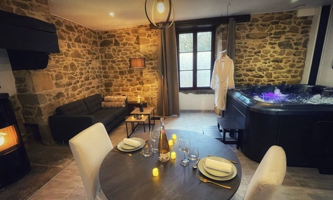 Saint-Maden House | Maison de Campagne Avec spa Privatif, Table de Massage. Détente à Deux Assurée