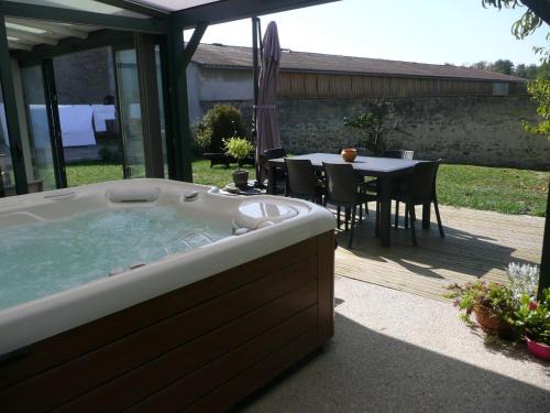 Velotte-et-Tatignecourt House | Maison de Charme avec Spa et Véranda - Proche Thermes de Vittel et Cité des Images - FR-1-589-252
