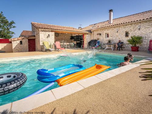 L'Hermenault House | Maison rénovée pour 14 pers avec piscine chauffée, jardin, baby-foot, proche Puy du Fou et La Rochelle - FR-1-426-362