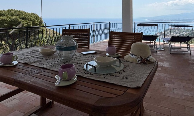Copanello Apartment | Maison Stalettì between sky, sea and prickly pears