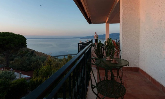 Copanello Apartment | Maison Stalettì, between sky, sea, and prickly pears