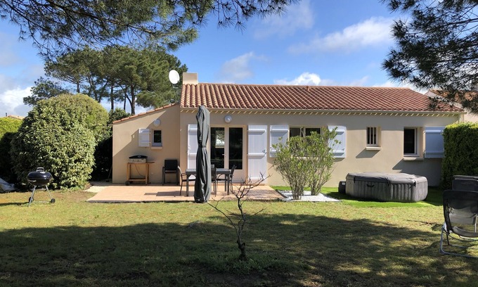Brem Sur Mer House | Maison Type Vendéenne de Plein Pied 3 Chambres 800m de la Plage