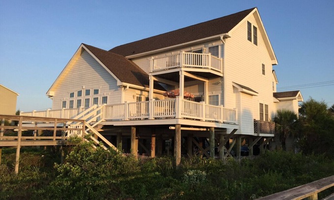 Folly Beach House | Majestic Sandcastle! Oceanfront-Pet Friendly! 4 King BRs -1 queen sleeping area
