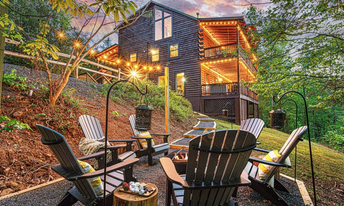 Gatlinburg - Pigeon Forge Cabin | Majestic Sunrise Mountain Views - 3 king beds - theater - hot tub - pool table