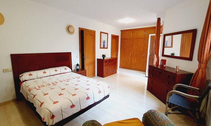 El Arenal House | Mama Conchi BNB House for groups of 4 People with shared terrace, private garden and Wi-Fi